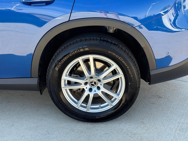 Mercedes-Benz GLC Vehicle Full-screen Gallery Image 9