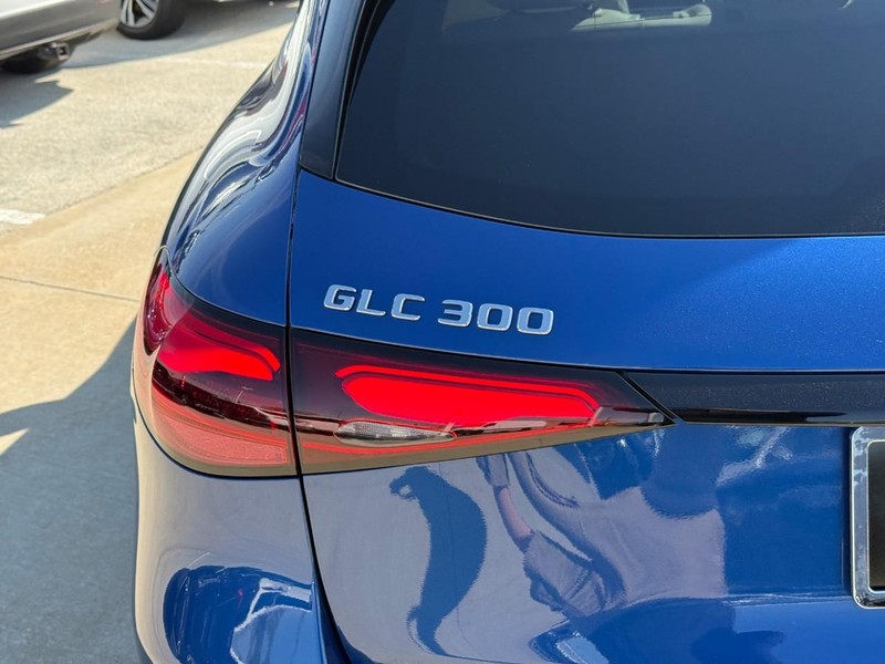 Mercedes-Benz GLC Vehicle Full-screen Gallery Image 10