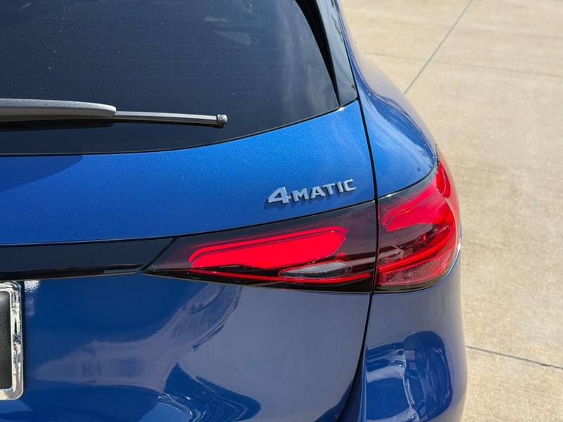 Mercedes-Benz GLC Vehicle Full-screen Gallery Image 11