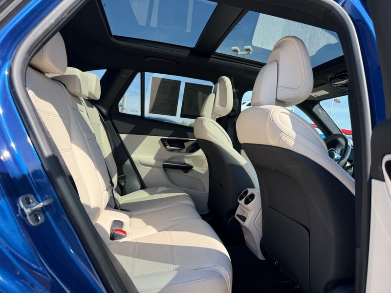 Mercedes-Benz GLC Vehicle Full-screen Gallery Image 12