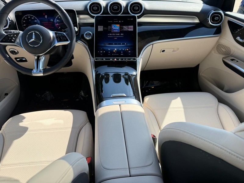 Mercedes-Benz GLC Vehicle Full-screen Gallery Image 13