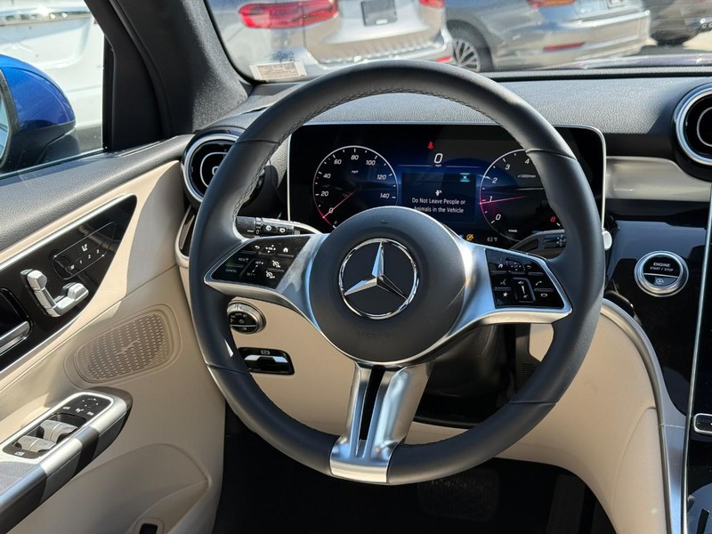 Mercedes-Benz GLC Vehicle Full-screen Gallery Image 14