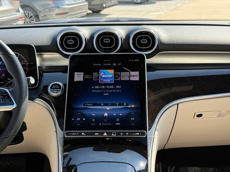 Mercedes-Benz GLC Vehicle Full-screen Gallery Image 15