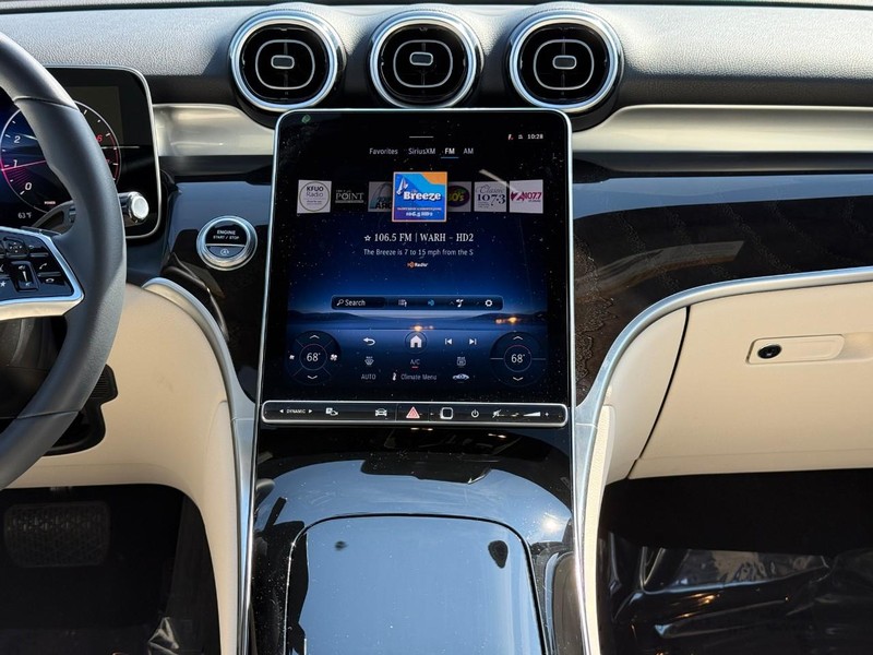 Mercedes-Benz GLC Vehicle Full-screen Gallery Image 16