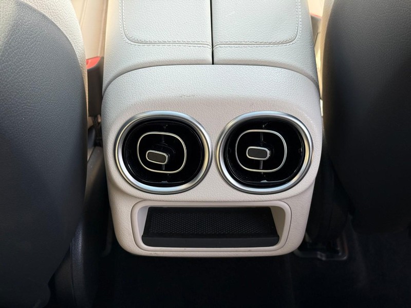 Mercedes-Benz GLC Vehicle Full-screen Gallery Image 17