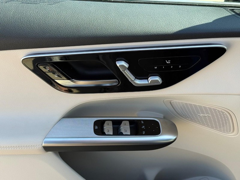 Mercedes-Benz GLC Vehicle Full-screen Gallery Image 18