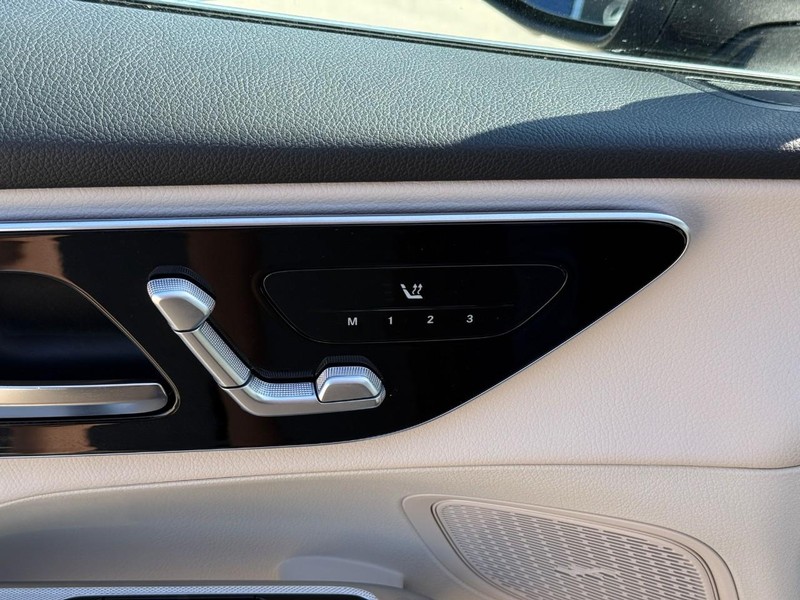 Mercedes-Benz GLC Vehicle Full-screen Gallery Image 19