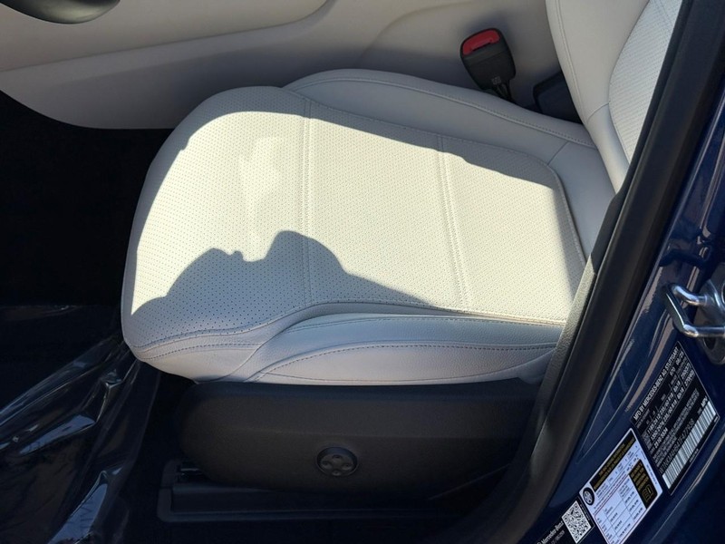 Mercedes-Benz GLC Vehicle Full-screen Gallery Image 20