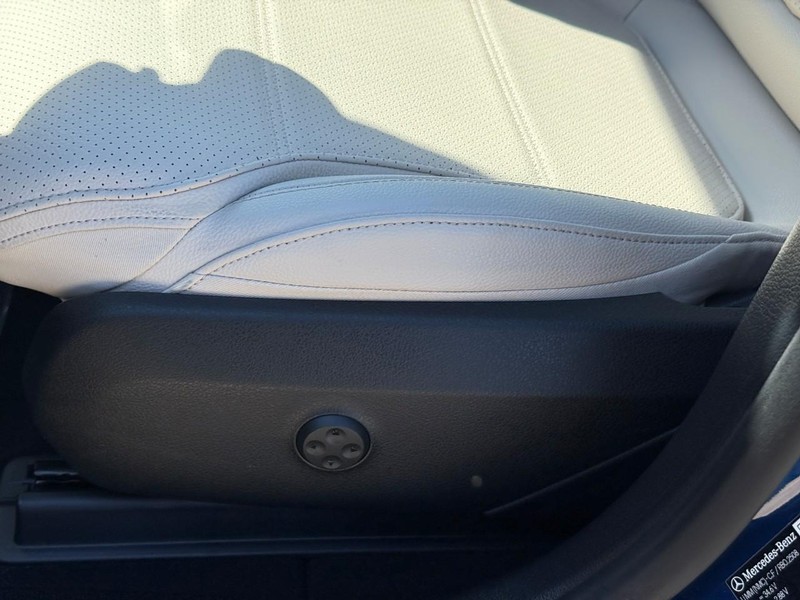 Mercedes-Benz GLC Vehicle Full-screen Gallery Image 21