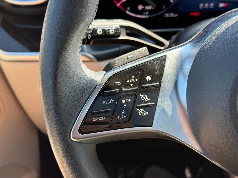 Mercedes-Benz GLC Vehicle Full-screen Gallery Image 22