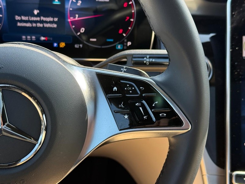 Mercedes-Benz GLC Vehicle Full-screen Gallery Image 23