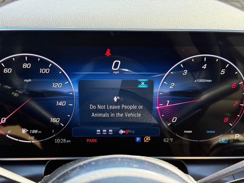 Mercedes-Benz GLC Vehicle Full-screen Gallery Image 24