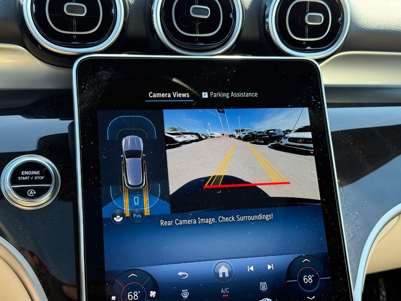 Mercedes-Benz GLC Vehicle Full-screen Gallery Image 25