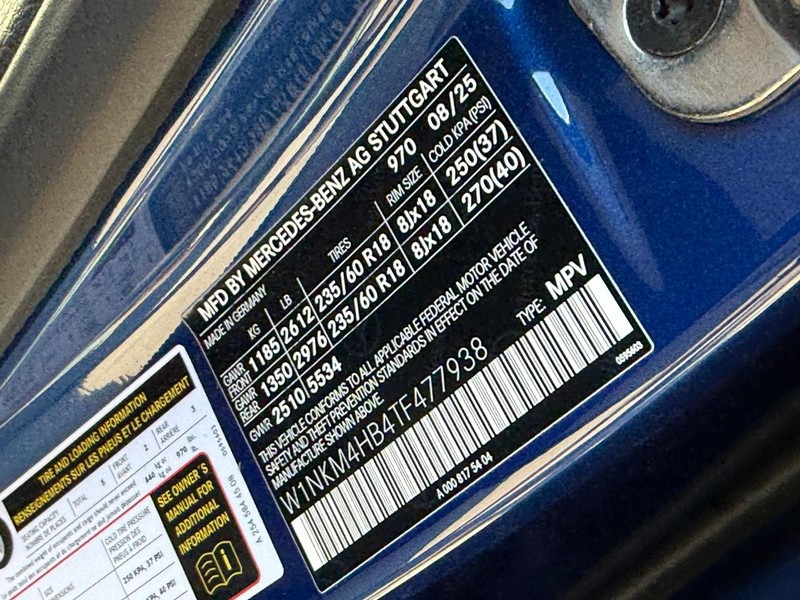 Mercedes-Benz GLC Vehicle Full-screen Gallery Image 26