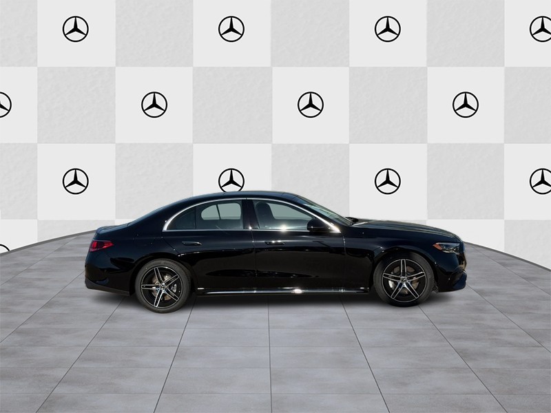 Mercedes-Benz E-Class Vehicle Full-screen Gallery Image 2