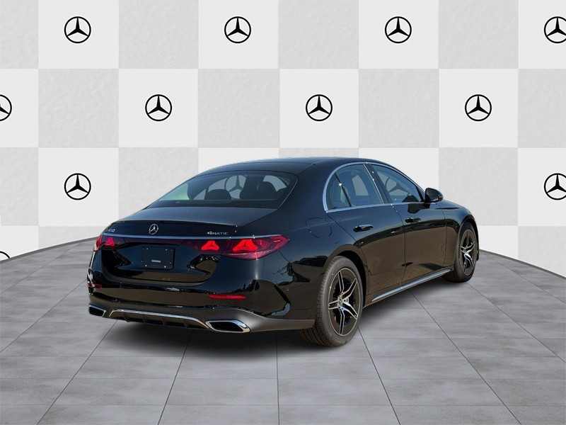 Mercedes-Benz E-Class Vehicle Full-screen Gallery Image 3
