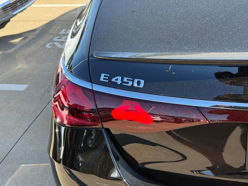Mercedes-Benz E-Class Vehicle Full-screen Gallery Image 4