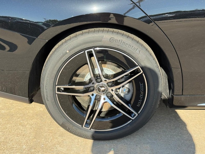 Mercedes-Benz E-Class Vehicle Full-screen Gallery Image 5