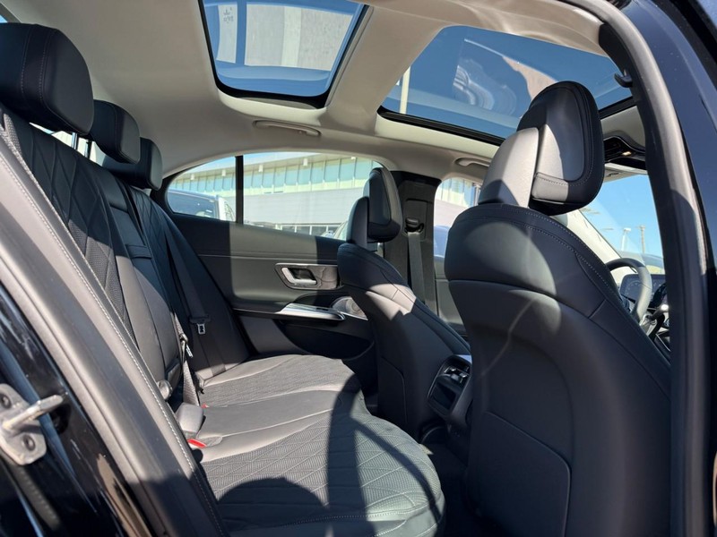 Mercedes-Benz E-Class Vehicle Full-screen Gallery Image 6