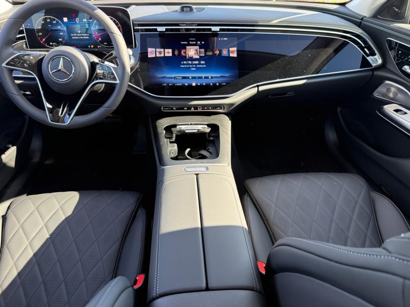 Mercedes-Benz E-Class Vehicle Full-screen Gallery Image 7