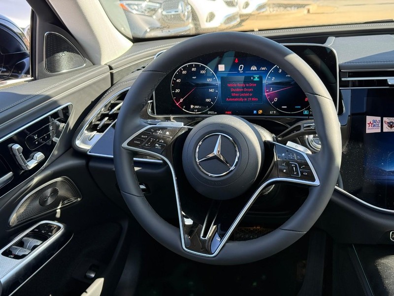 Mercedes-Benz E-Class Vehicle Full-screen Gallery Image 8