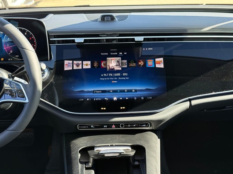 Mercedes-Benz E-Class Vehicle Full-screen Gallery Image 9