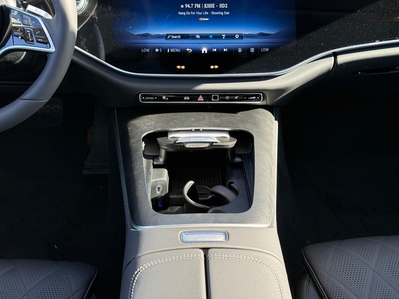 Mercedes-Benz E-Class Vehicle Full-screen Gallery Image 10