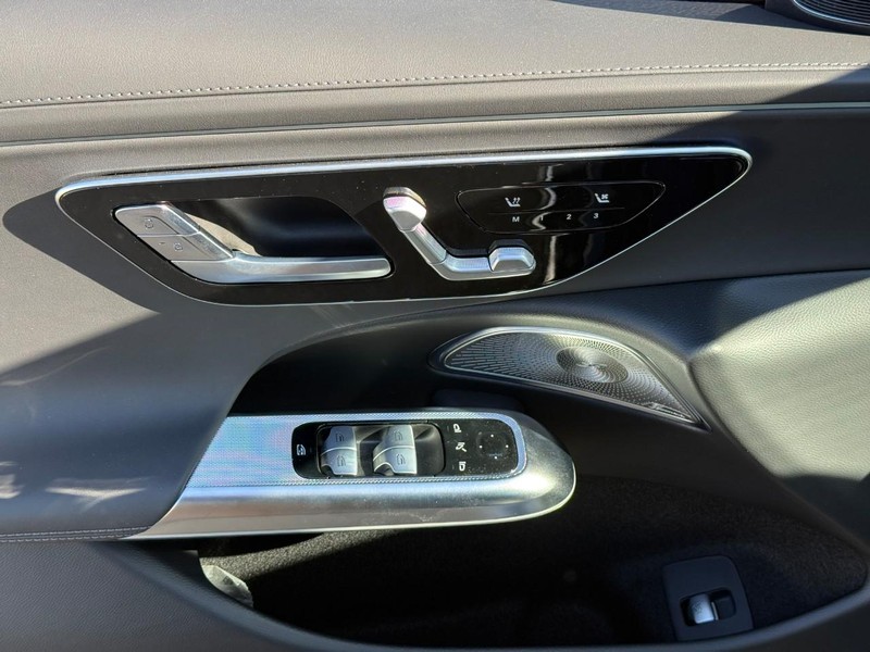 Mercedes-Benz E-Class Vehicle Full-screen Gallery Image 11