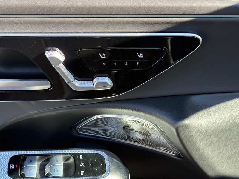 Mercedes-Benz E-Class Vehicle Full-screen Gallery Image 12