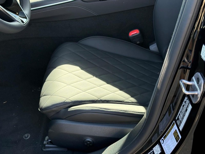 Mercedes-Benz E-Class Vehicle Full-screen Gallery Image 13