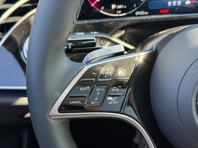 Mercedes-Benz E-Class Vehicle Full-screen Gallery Image 14