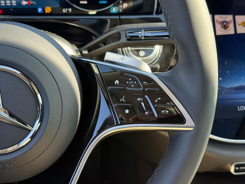 Mercedes-Benz E-Class Vehicle Full-screen Gallery Image 15