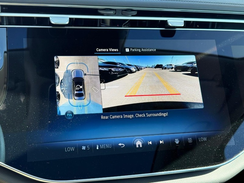 Mercedes-Benz E-Class Vehicle Full-screen Gallery Image 16