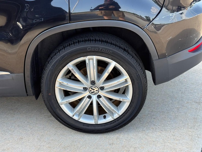 Volkswagen Tiguan Vehicle Full-screen Gallery Image 8