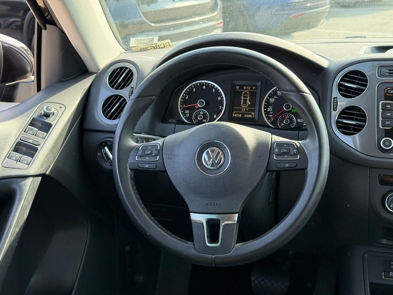 Volkswagen Tiguan Vehicle Full-screen Gallery Image 12