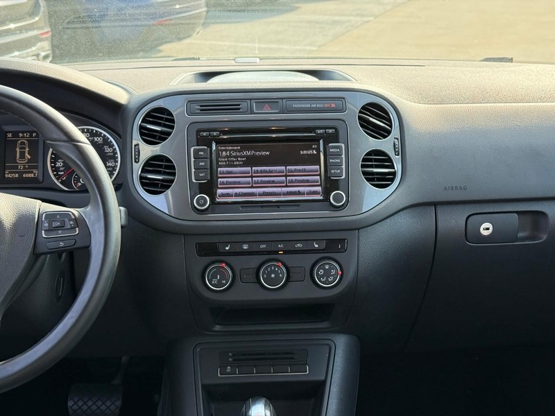 Volkswagen Tiguan Vehicle Full-screen Gallery Image 13