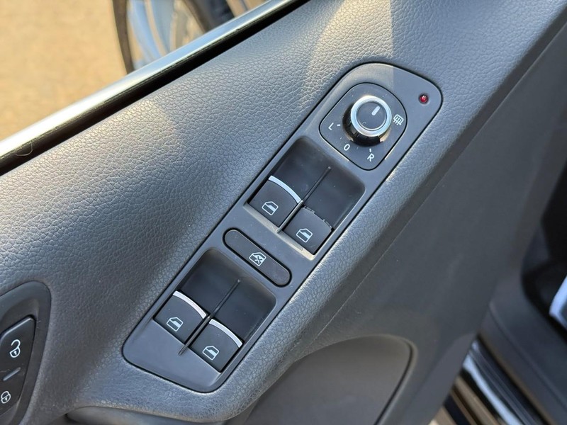 Volkswagen Tiguan Vehicle Full-screen Gallery Image 16