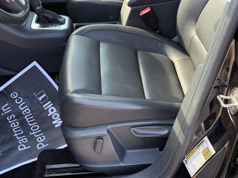 Volkswagen Tiguan Vehicle Full-screen Gallery Image 17