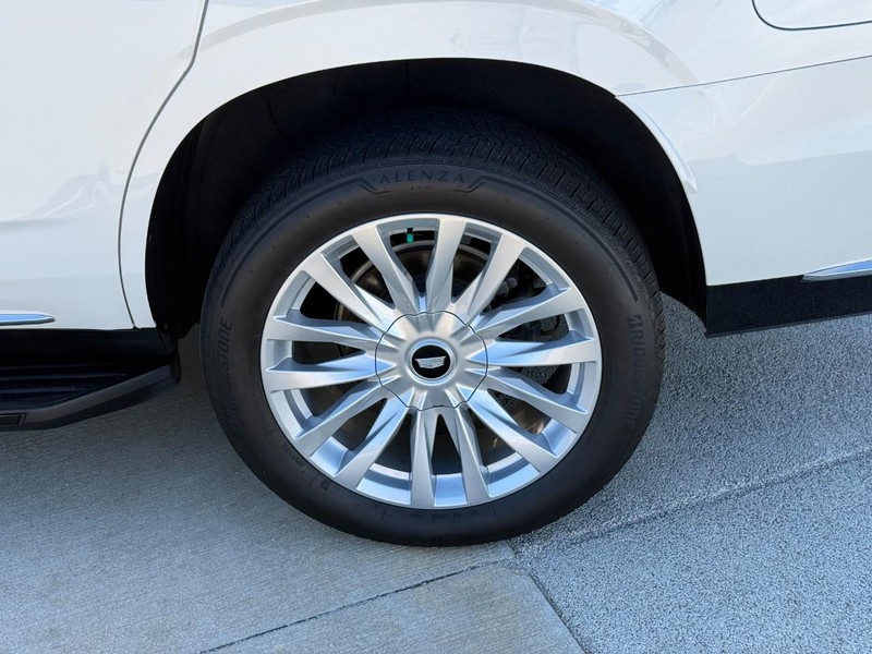 Cadillac Escalade Vehicle Full-screen Gallery Image 7