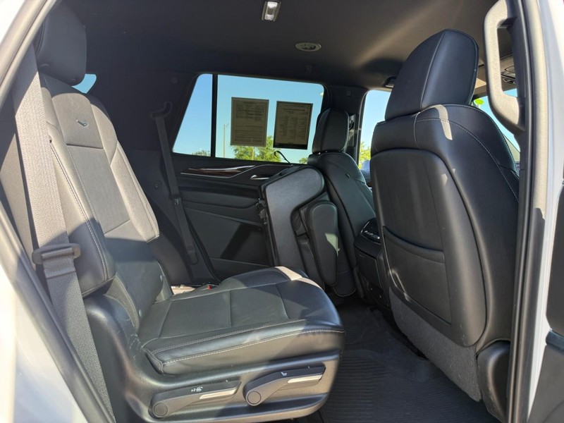 Cadillac Escalade Vehicle Full-screen Gallery Image 9