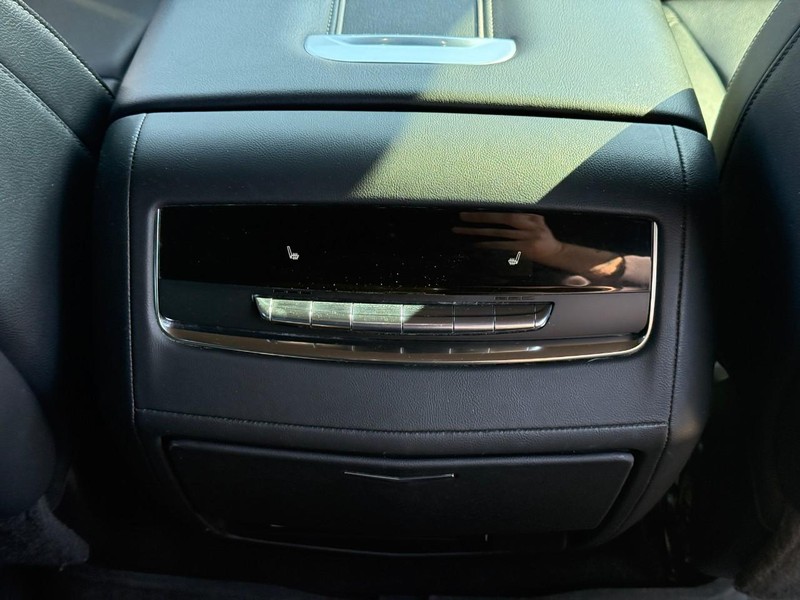 Cadillac Escalade Vehicle Full-screen Gallery Image 14
