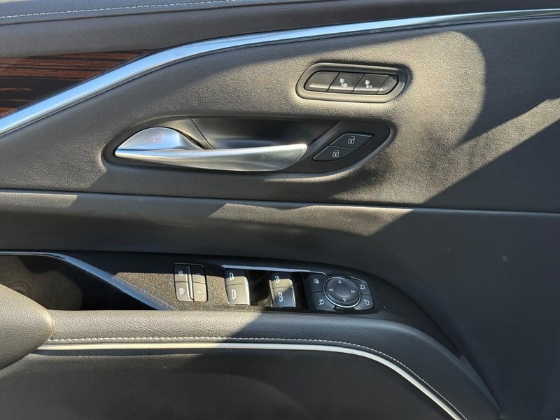 Cadillac Escalade Vehicle Full-screen Gallery Image 15