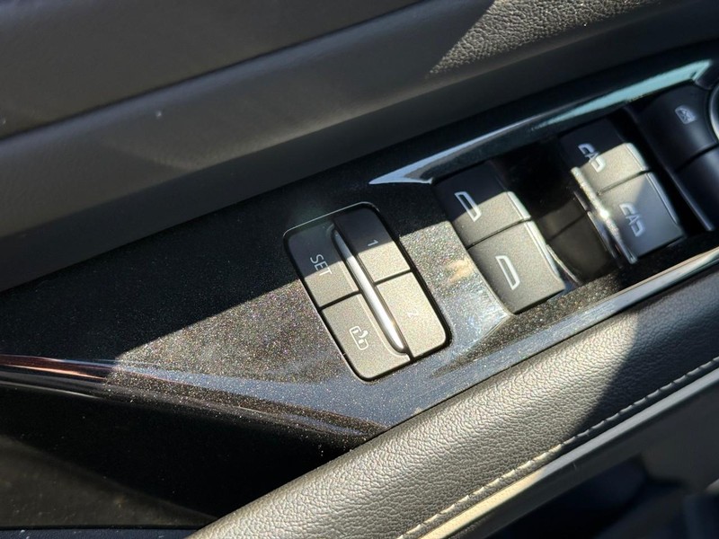 Cadillac Escalade Vehicle Full-screen Gallery Image 17