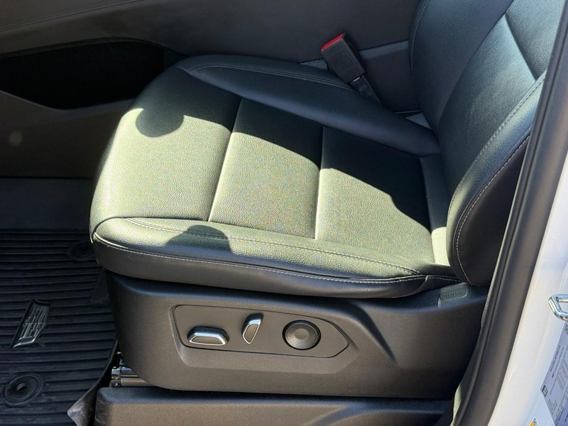 Cadillac Escalade Vehicle Full-screen Gallery Image 18