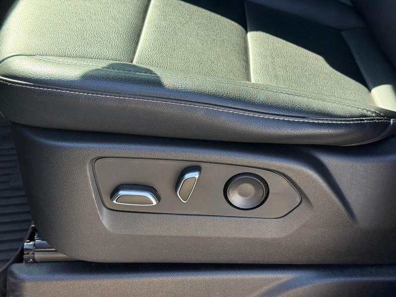 Cadillac Escalade Vehicle Full-screen Gallery Image 19