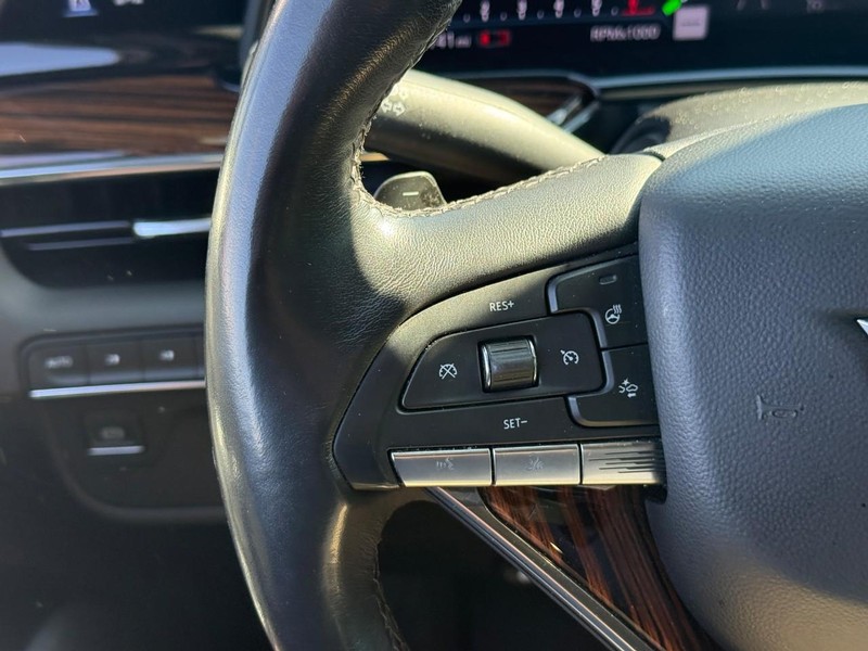 Cadillac Escalade Vehicle Full-screen Gallery Image 20