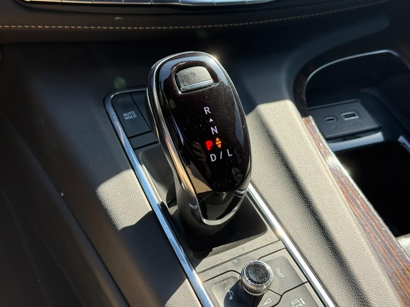 Cadillac Escalade Vehicle Full-screen Gallery Image 23