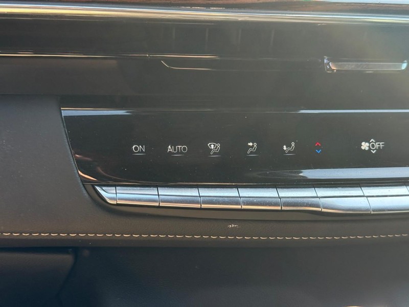 Cadillac Escalade Vehicle Full-screen Gallery Image 24