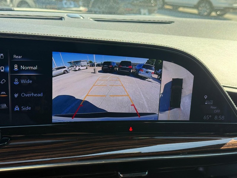 Cadillac Escalade Vehicle Full-screen Gallery Image 25