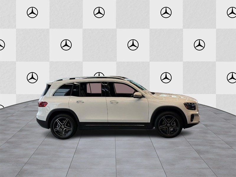 Mercedes-Benz GLB Vehicle Full-screen Gallery Image 2